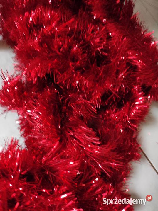 długi czerwony błyszczący łańcuch na choinkę