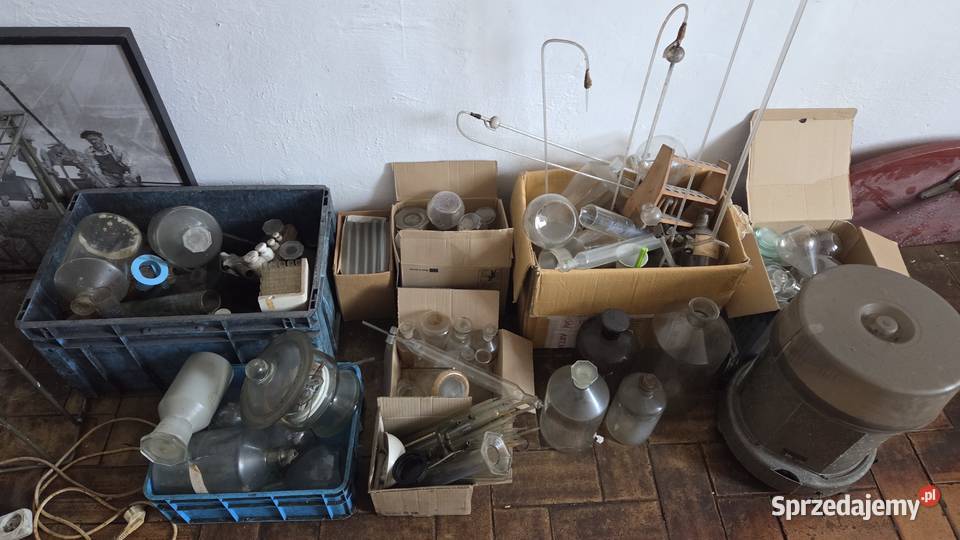 Menzurki pipety wyposażenie laboratorium