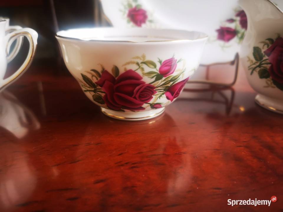 Biała porcelana z bordową różą Colclough Made in Porcelana i szkło Gdańsk