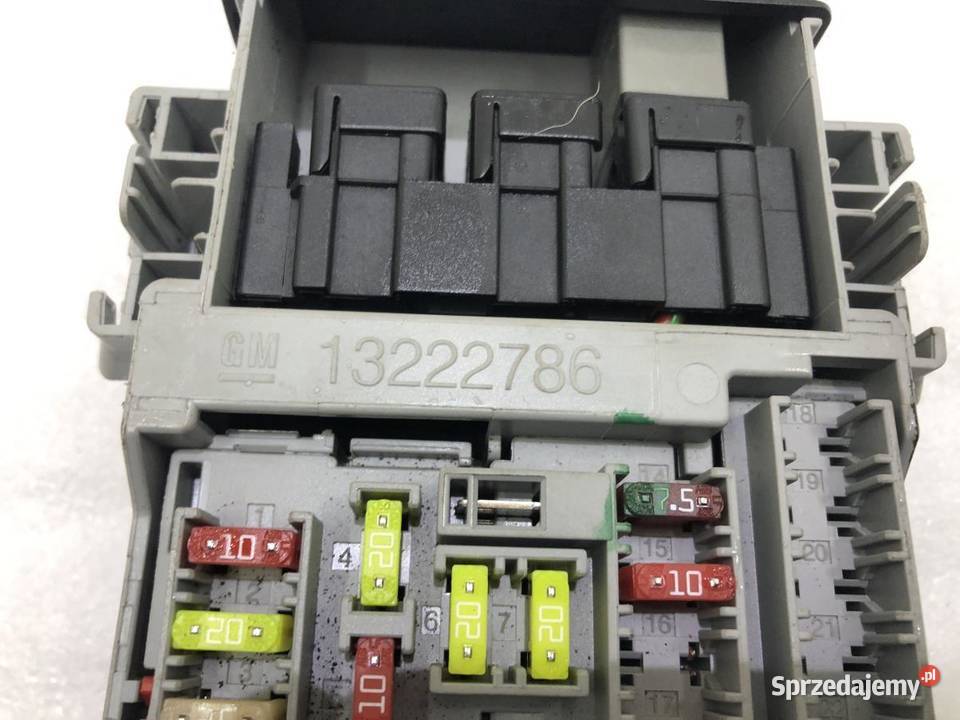 SKRZYNKA BEZPIECZNIKÓW OPEL INSIGNIA A 13222786