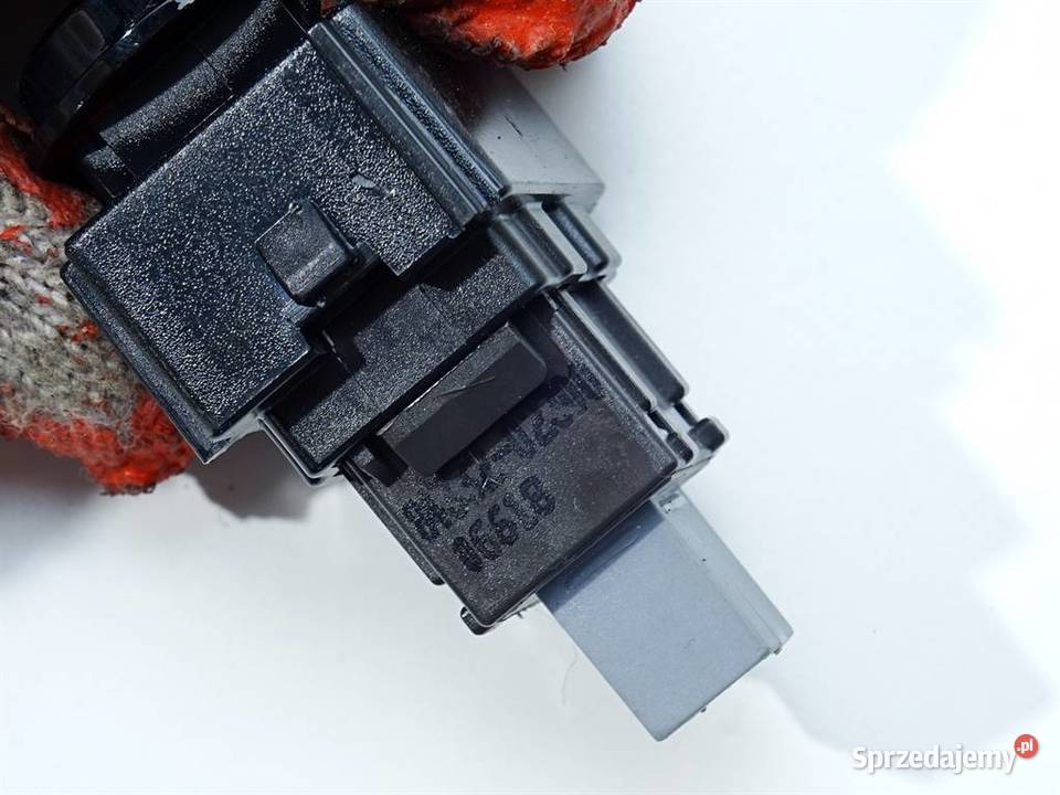 WŁĄCZNIK ŚWIATEŁ AWARYJNYCH TOYOTA COROLLA E18