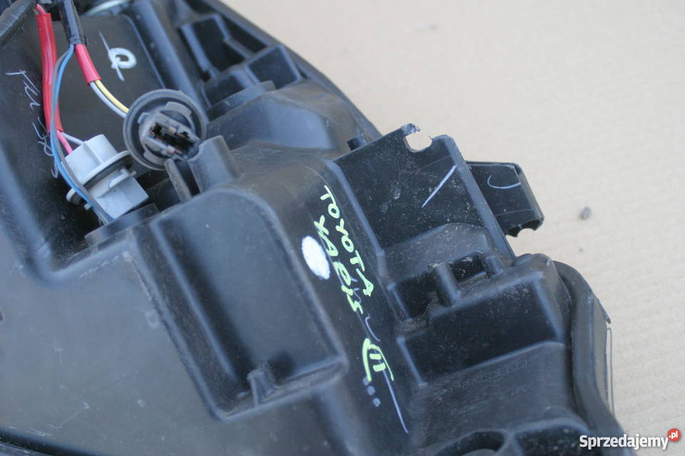 TOYOTA YARIS III LIFT LAMPA REFLEKTOR LEWY PRZÓD Bieleń