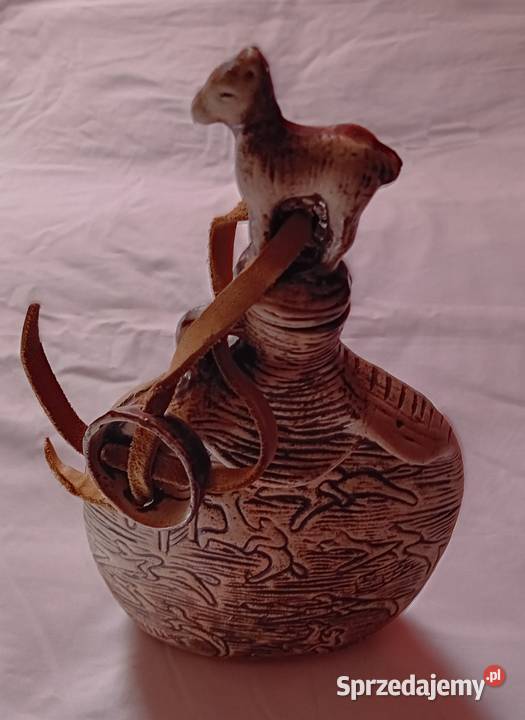 Ceramiczna karafka ze zdobieniami o tematyce wielkopolskie Koźminek