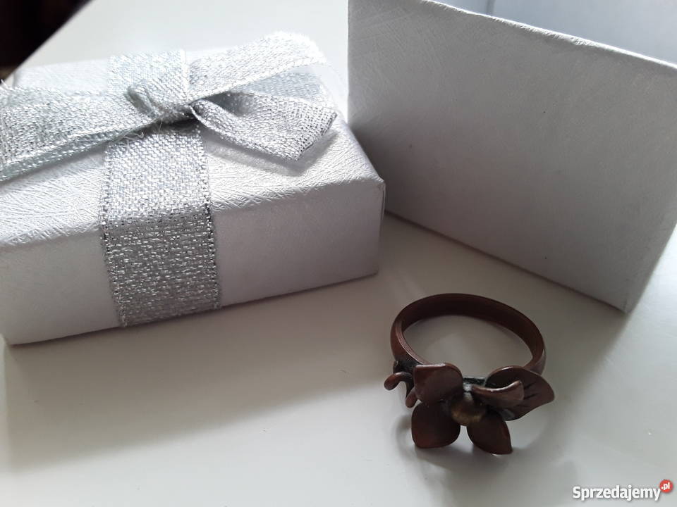 Pierścionek z brązu z motywem kwiatowym 149 mm sprzedam