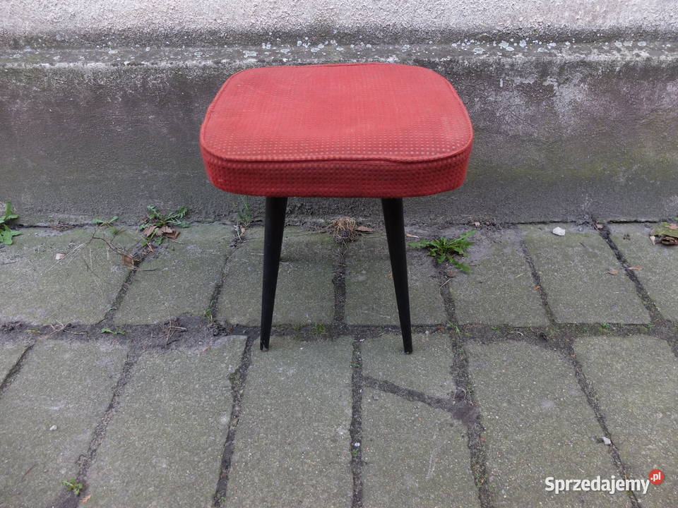 Taboret patyczak z epoki PRL czerwona tapicerka Kościan sprzedam