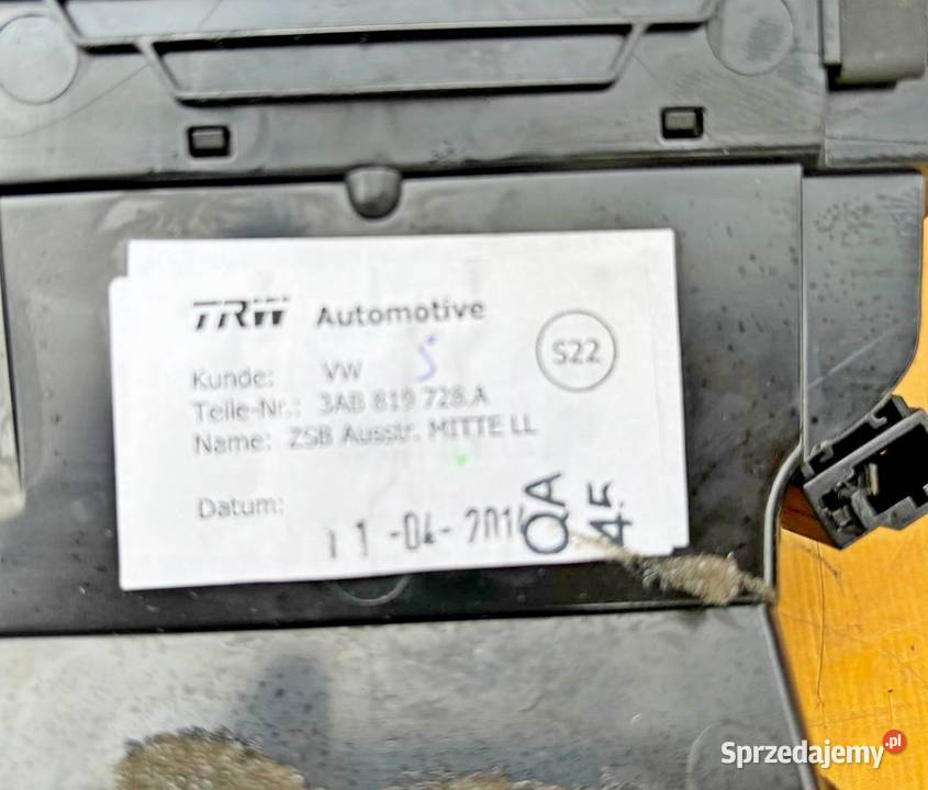 VW PASSAT B7 WLOTY KRATKI NAWIEWU 3AB819728A Rok produkcji 2014 Deski rozdzielcze, konsole