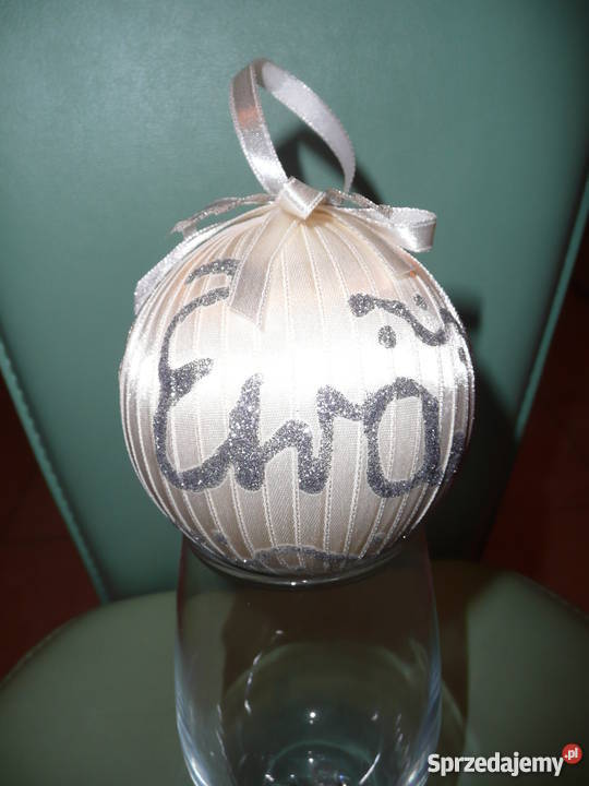 Bombki choinkowe ozdobione cekinami wstążką z Nisko
