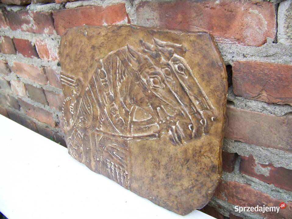 konie płaskorzeźba Dargikowo