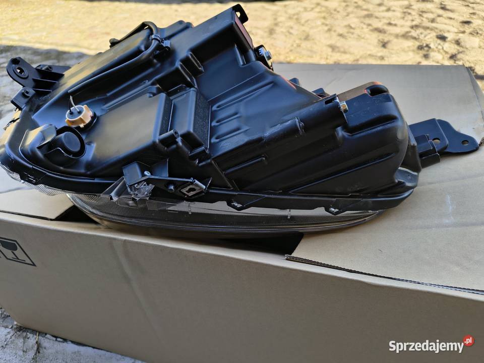 SprzedamPrawy leflektor do Suzuki Swift 2024r osobowe sprzedam