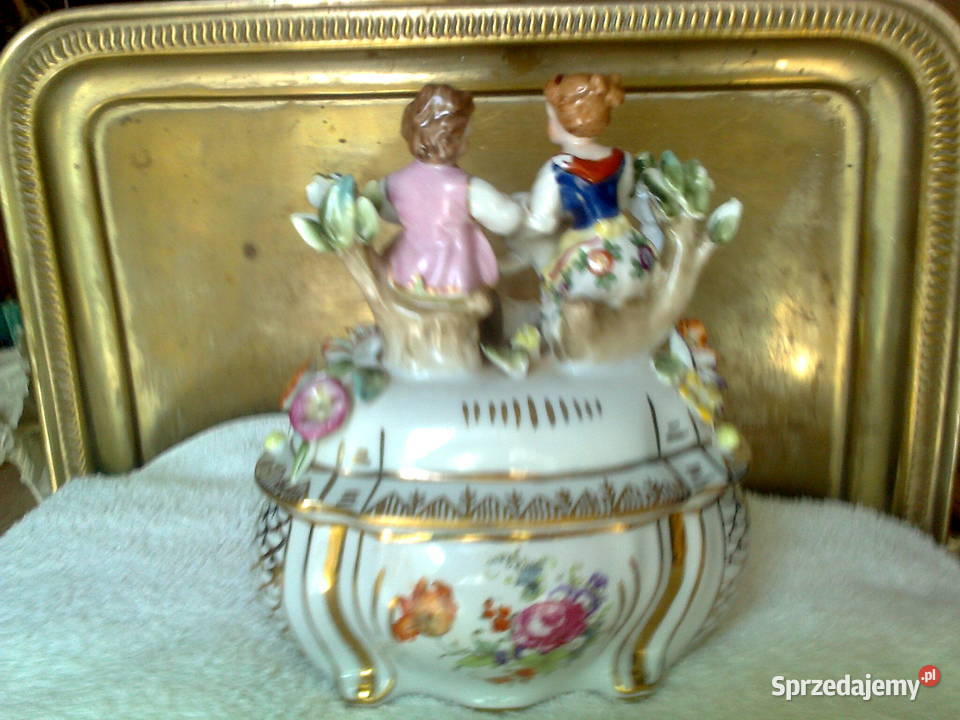 Piękna Porcelanowa szkatuła z figuramiSygnowana Kalisz