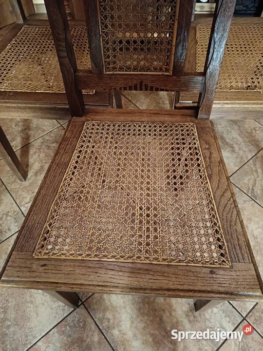 Stare drewniane krzesła rzeźbione z rafią Lipno