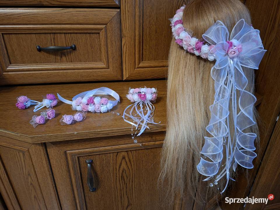 Komplet komunijny bialo różowy z diamencikami Borów sprzedam