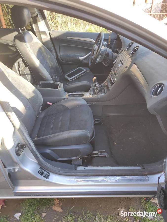 Ford mondeo w całości na cześć Łany
