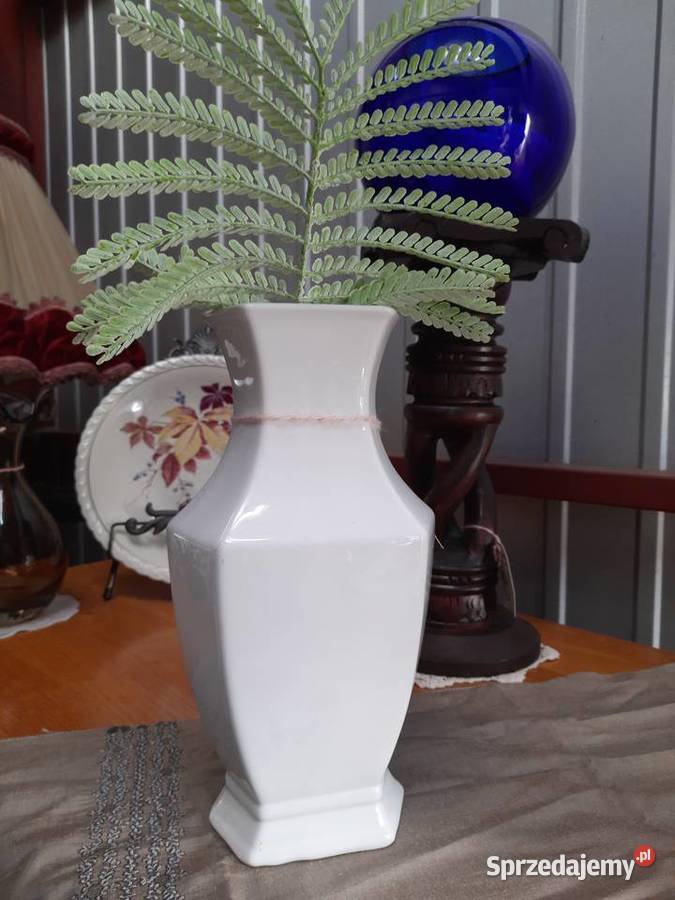 biały wazon w kwiaty