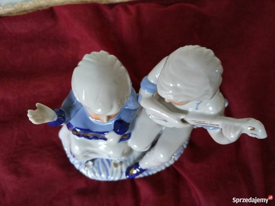 Figurka z porcelany Młodzieniec z mandoliną