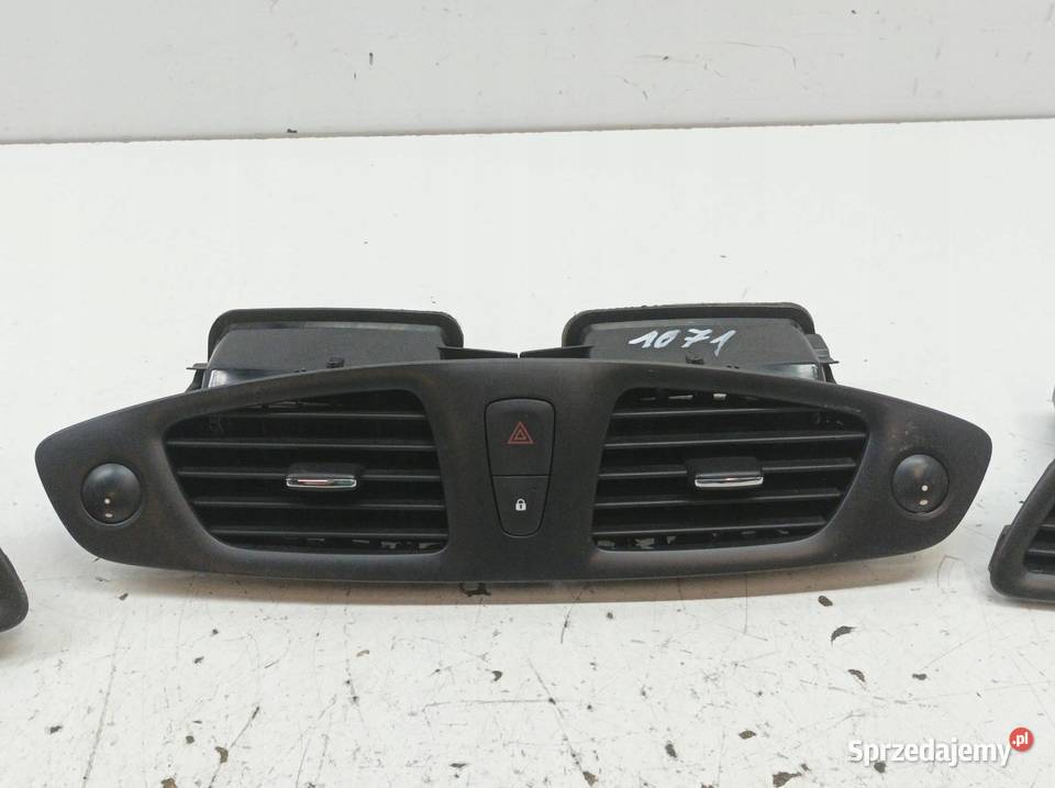 KRATKI NAWIEWU ŚRODKOWA LEWA PRAWA KOMPLET DESKI Rok produkcji 2012 świętokrzyskie