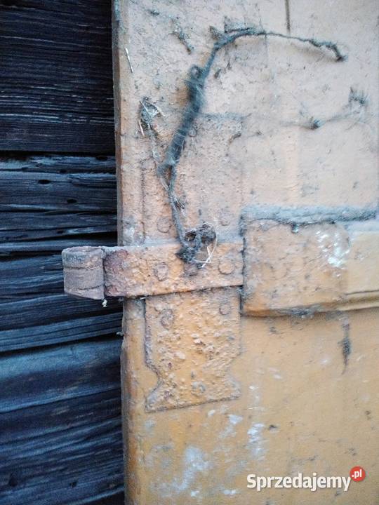 Stare drewniane grube i ciężkie drzwi zabytek do