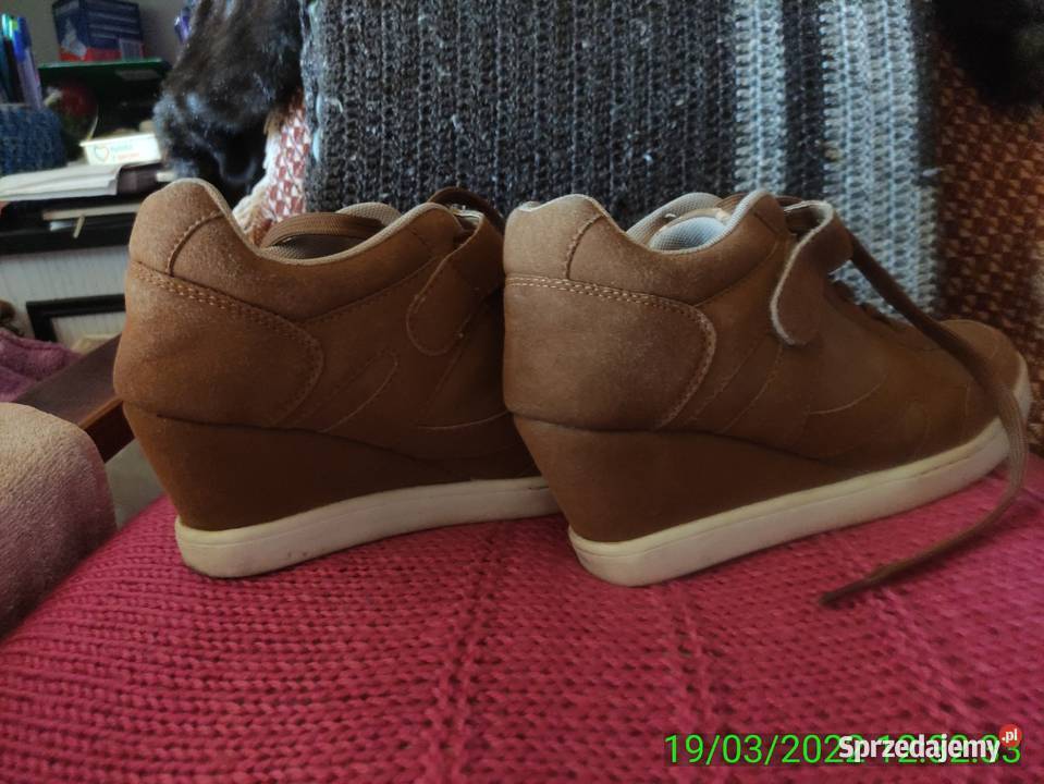 Zamszowe sneakersy na koturnie Łódź
