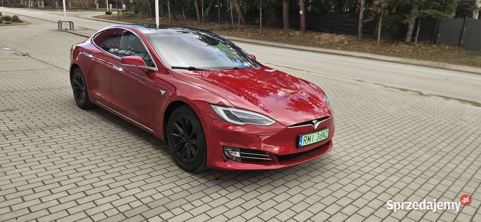Tesla S 4x4 525 350 na ładowaniu