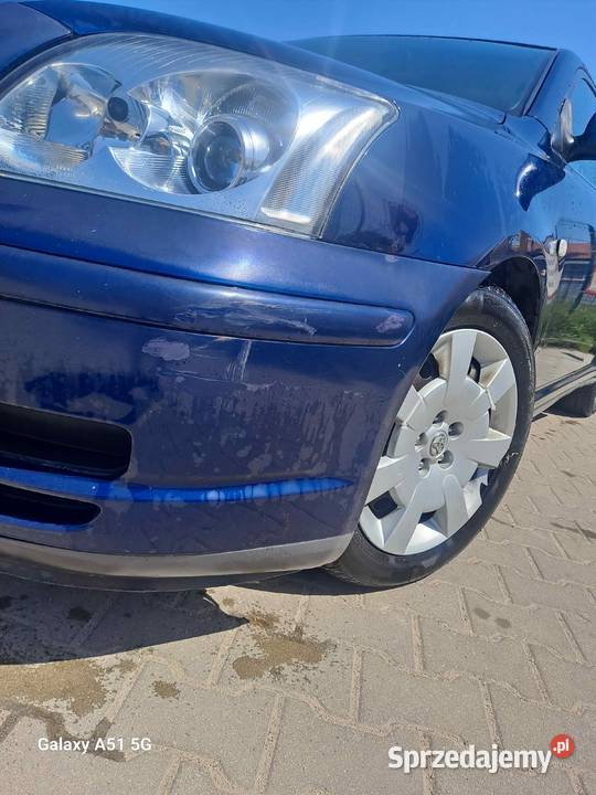 Syndyk sprzeda udział 12 samochodu Toyota
