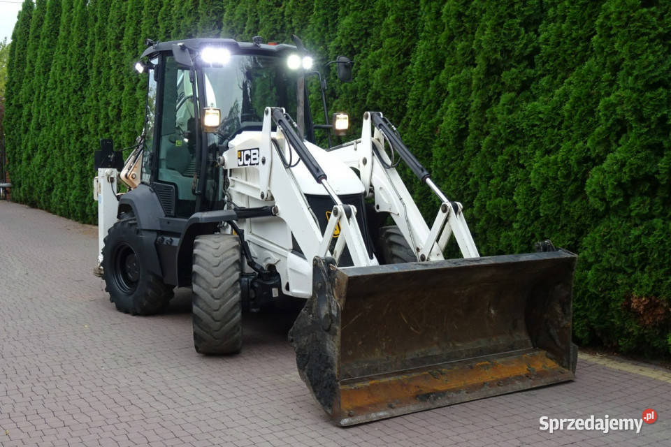na równych kołach JCB 2CX 3CX Koparkoładowarka Góra Kalwaria
