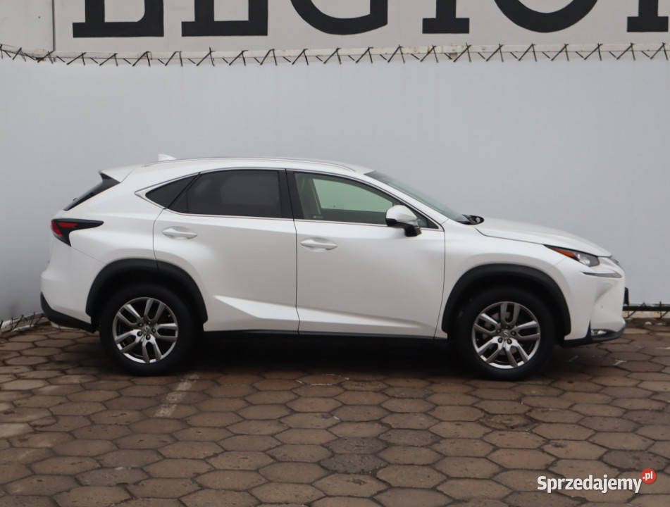 Lexus NX 200t światła do jazdy dziennej