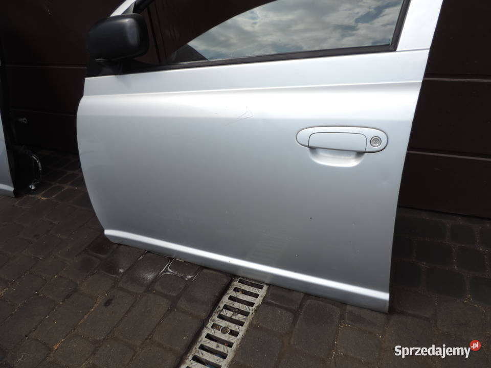 DRZWI LEWY PRZÓD TOYOTA YARIS I HB FL 1E7