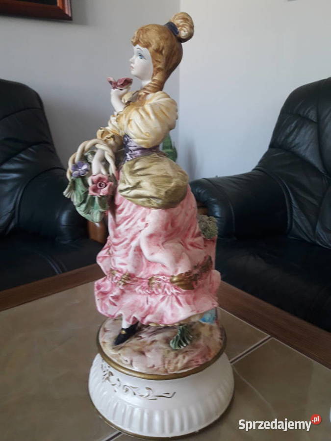 Duża figurka porcelanowa dama z koszem kwiatów Porcelana i szkło Janów Lubelski