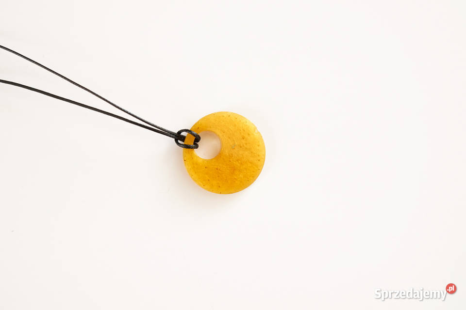 Okrągły złoty wisiorek z żywicy średnica 25