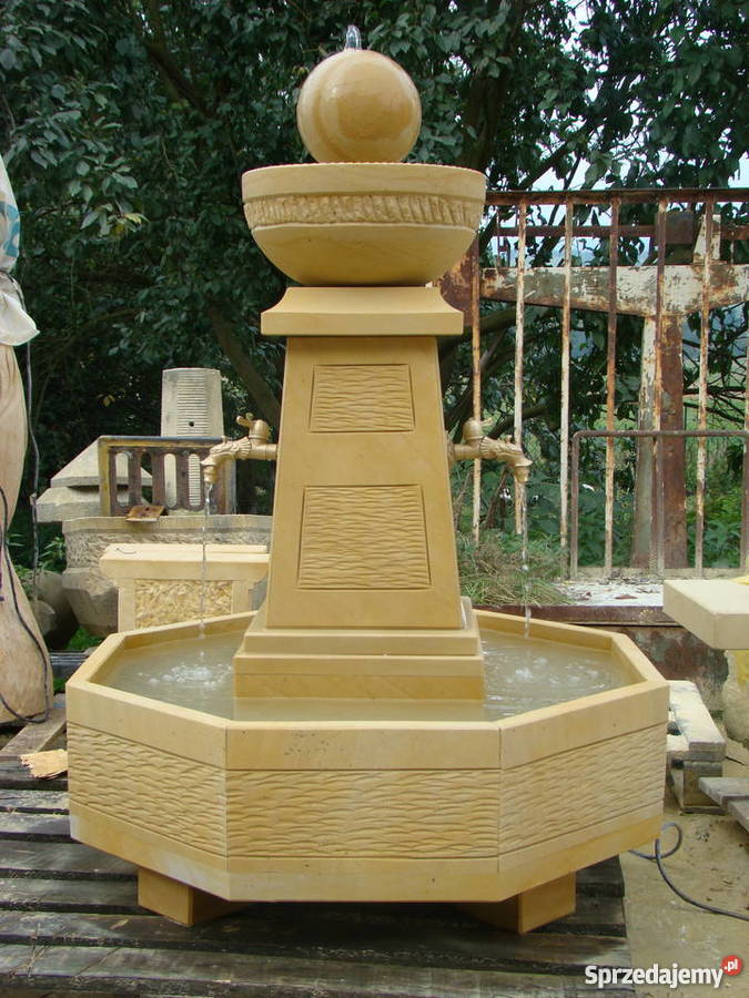 Piękna fontanna z naturalnego kamienia Kamienna Góra