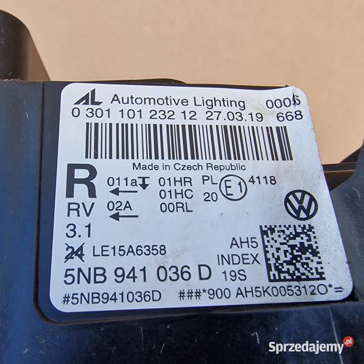 VW TIGUAN II 5NB LAMPA REFLEKTOR PRAWY osobowe Bieleń