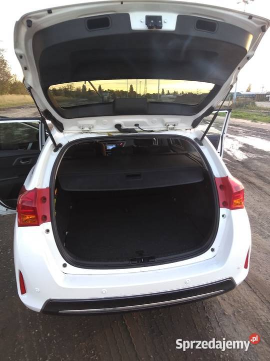 Sprzedam Toyotę Auris hybrid kombi 2015 Piotrków Trybunalski