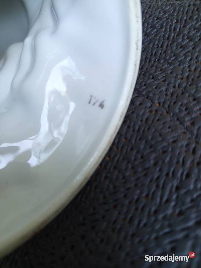 Pięnkną porcelanowa figurkę przedstawiającą Warszawa