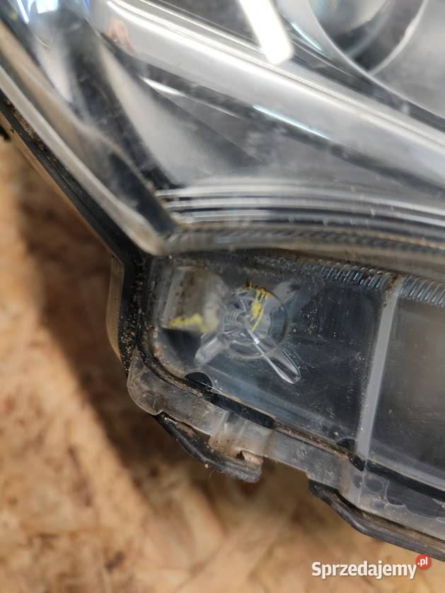 Lampa Prawy Przód Toyota Yaris III Lift osobowe Oświetlenie Pleszew