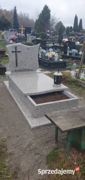 Nagrobek z granitu brąz królewski z rabatką na Świdnica