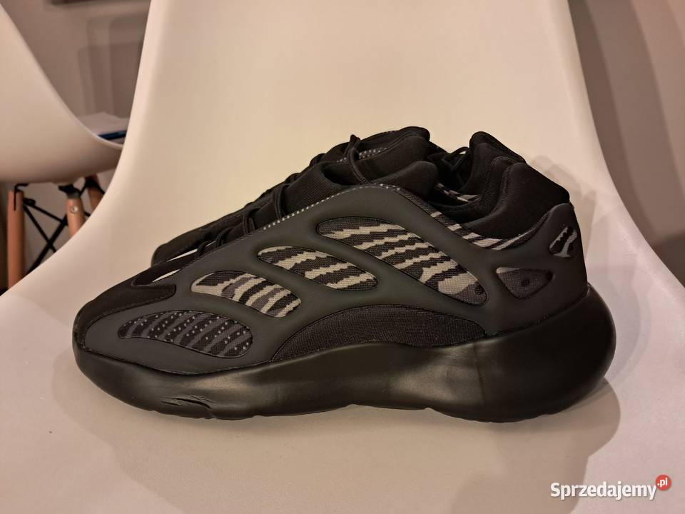 nowe buty z małą wadą fabryczną pokazaną na inna