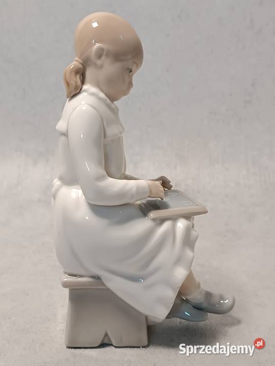 LLADRO seria NAO 117 Dziewczynka z tabliczką