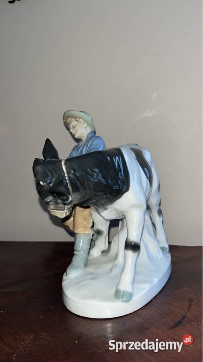 Figurka rolnika prowadzącego krowę sprzedam