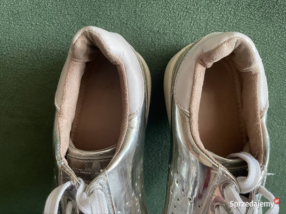 Srebrne wiązane trampki Stradivarius Kłodawa