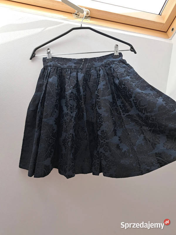 Elegancka spódnica z żakardowym wzorem Czarna z Trąbki Wielkie