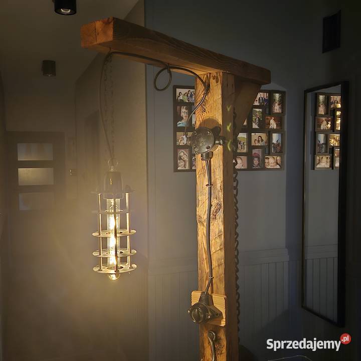 Unikatowa lampa stojąca ze starej belki Tuszyn