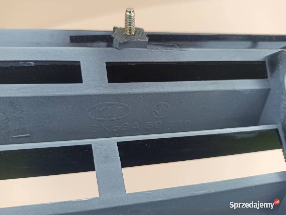 KIA CARNIVAL I GRILL ATRAPA EMBLEMAT OK53A50710 Bieleń