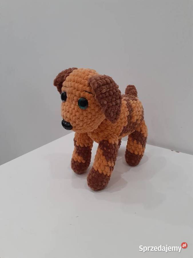Piesek zrobiony z włóczki na szydełku Maskotki