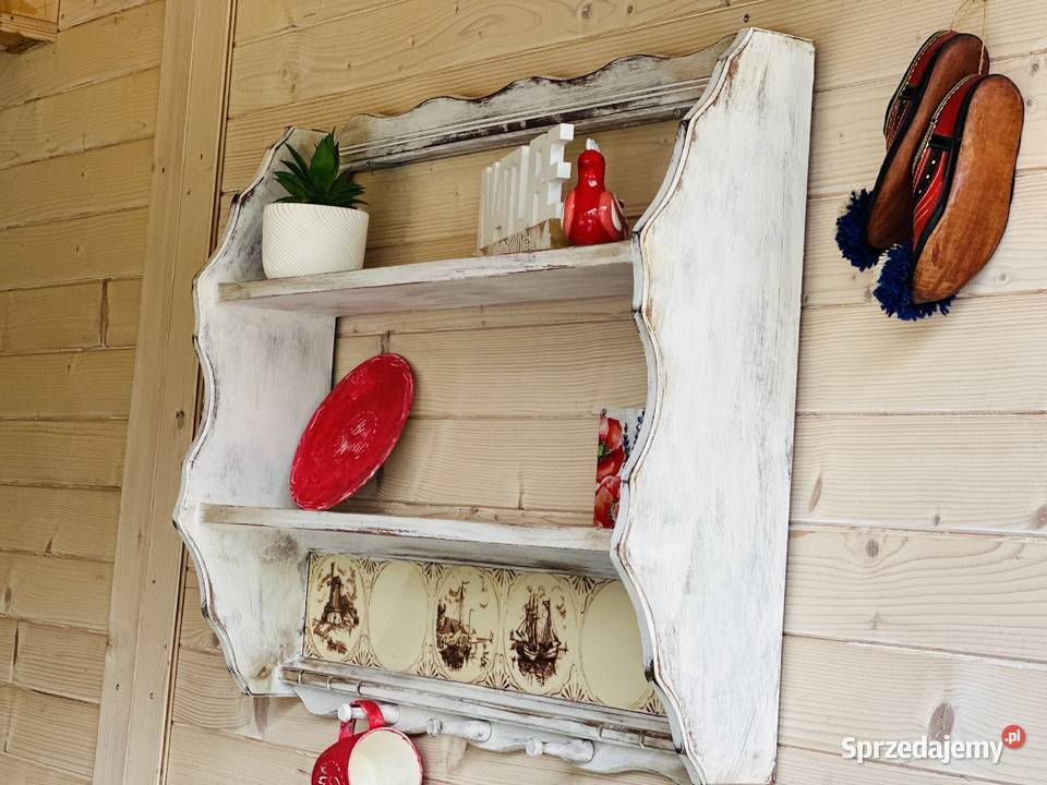 Rustykalna półka z glazurą na kubki i talerze