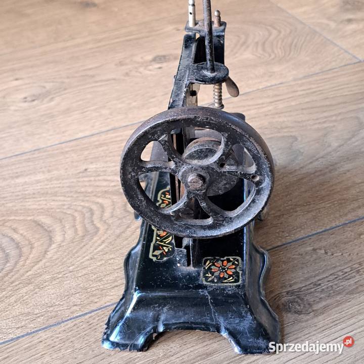 Miniaturowa zabytkowa maszyna do szycia Made in Domaszczyn