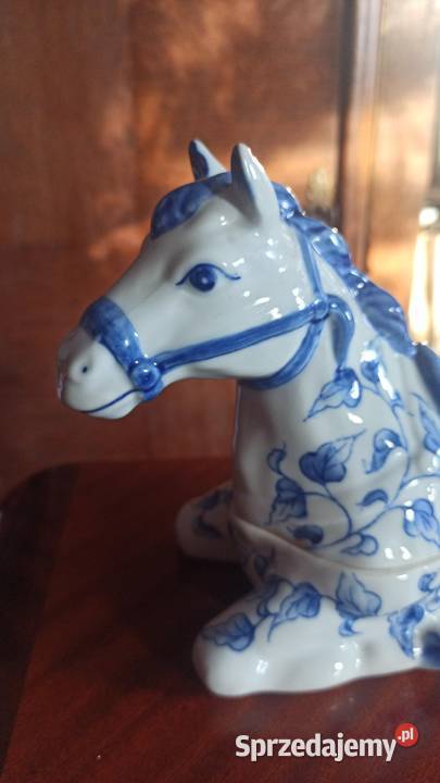 Biała figurka leżącego konia Puzderko na Gdańsk