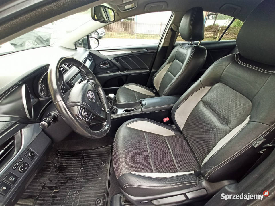 Toyota Avensis salon Polska serwis wyposażenie komputer pokładowy Rzeszów