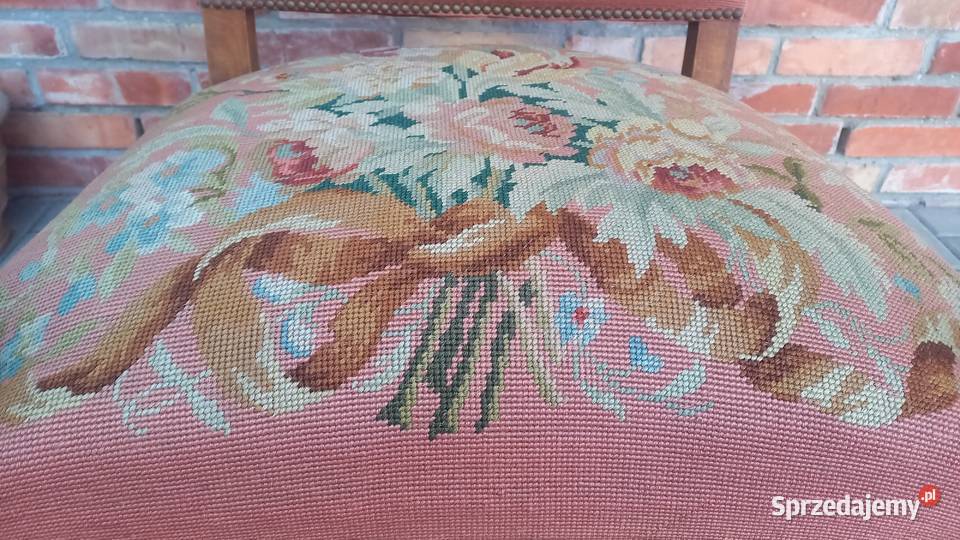 Fotel zabytkowy z rzeźbionego drewna dębowefo Gawroniec