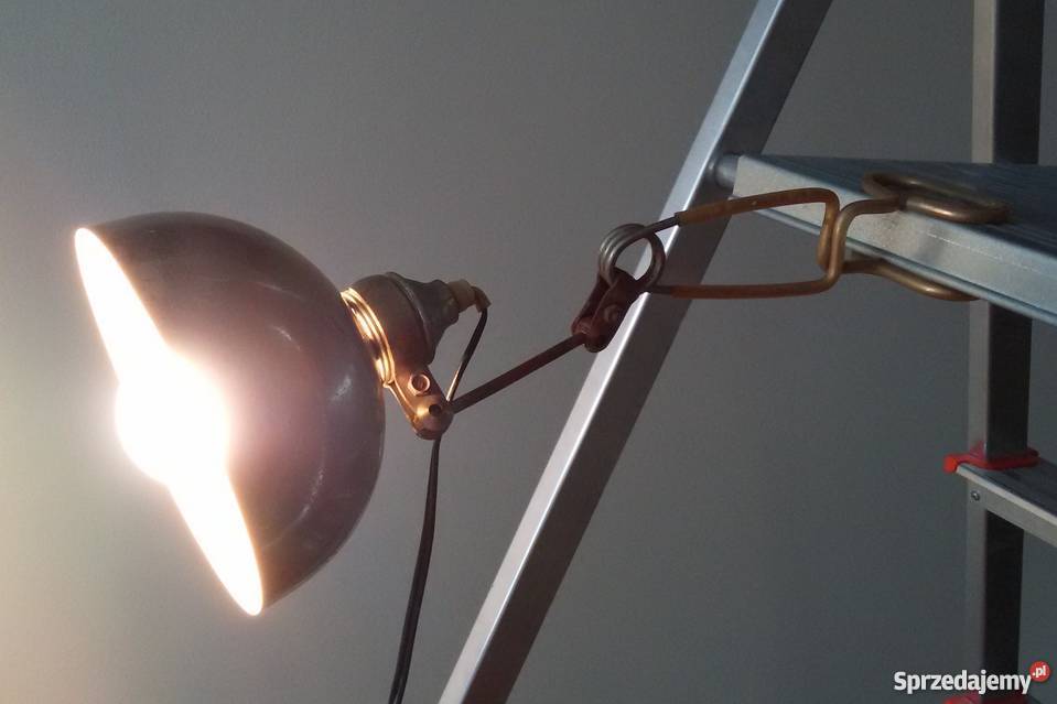 Stara metalowa lampa techniczna przypinana
