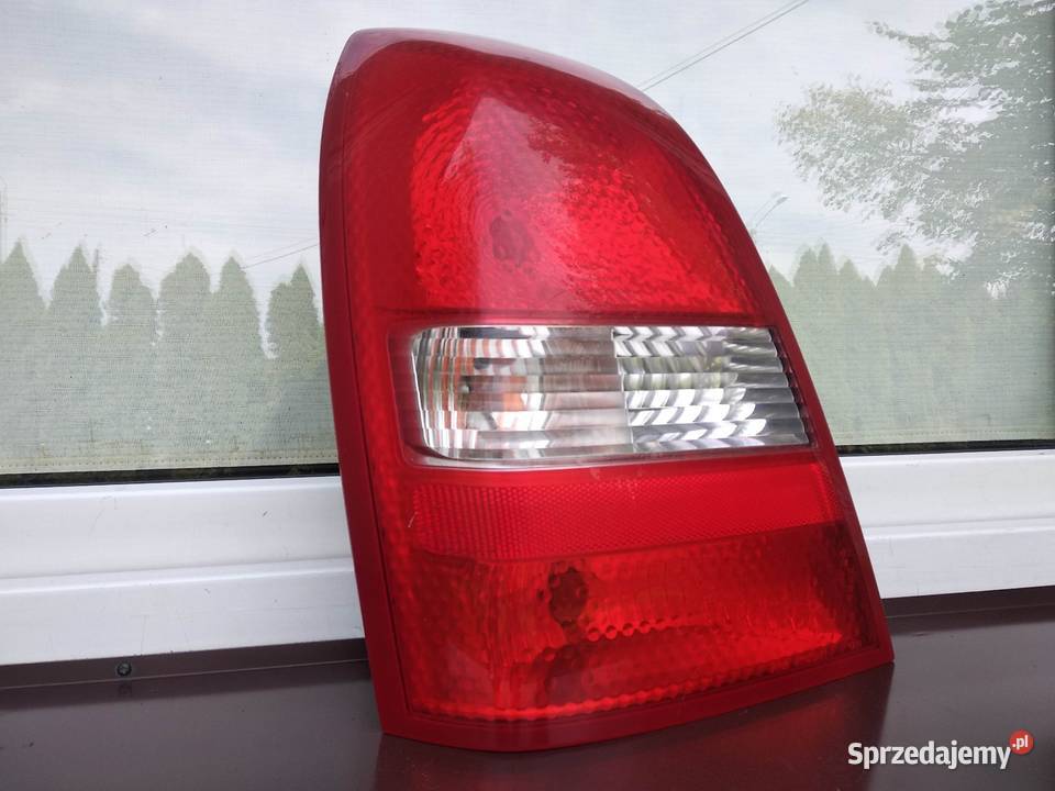 Nissan Primera P12 sedan lampa tył tylna lewa